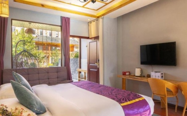 Floral Hotel · Smiling in the Flowers Lugu