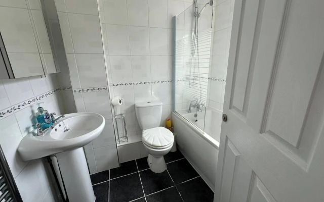 4 Bedroom Seaside House in Clacton-on-sea Sleeps 8