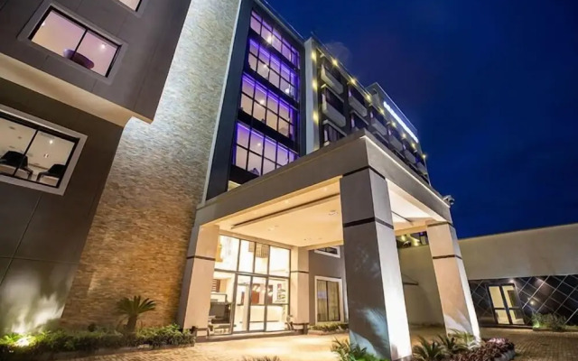 Tripod by Pedestal Hotel