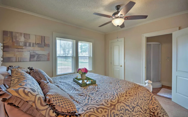 Inviting Lubbock Home > 1 Mi to Downtown