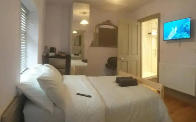 Buck - En-suite Room in Canalside Guesthouse