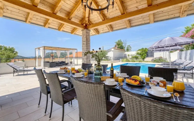 Pool House Edita