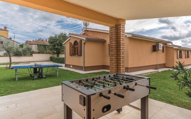Amazing Home in Krnica with Hot Tub, WiFi & 4 Bedrooms