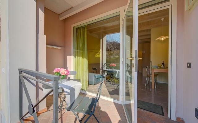 Yellow Apartment Desenzano With Smart TV