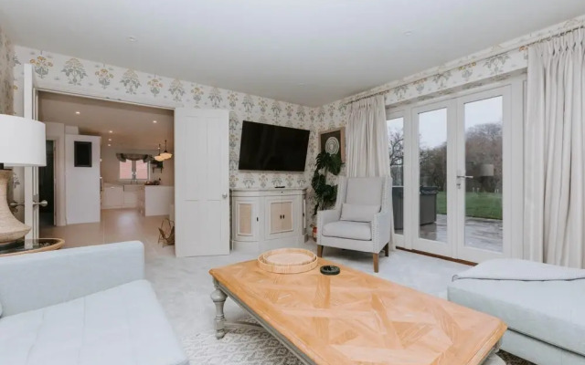 The Dragonfly - Central 2 Bedroom House