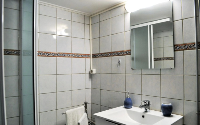Nadia's apartment , Athens