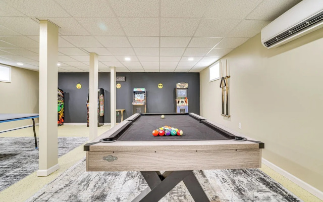 Hot Tub + Decks: Tree-lined Retreat in Pocono Lake