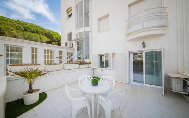 R126 Beachfront Apartment Sant Salvador