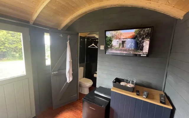 Enchanted Cabin Retreat in Sibford Gower