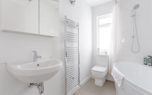 Bright & Airy 1 Bedroom Apartment in Central London