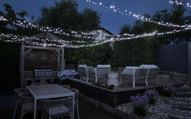 Lovely 3-bed With Alfresco Dining in Prime Suburb