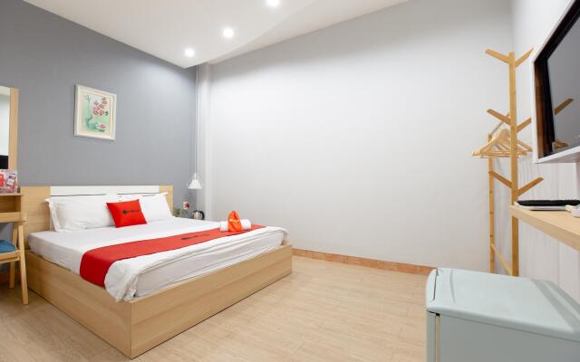RedDoorz Plus @ Nguyen Thi Thap Street