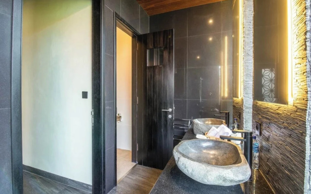 Exquisite 5BR Villa: Premier Luxury in Seminyak