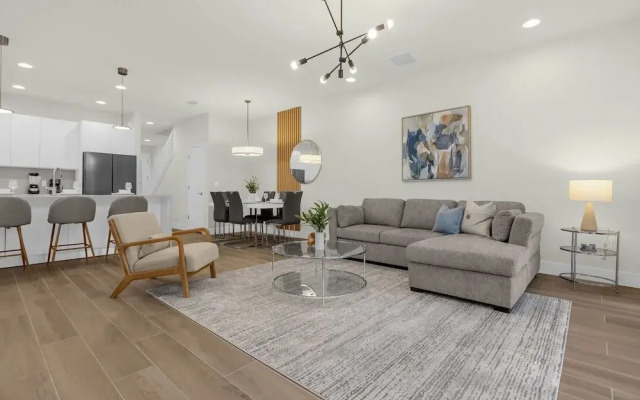 Upstay - Modern Family Townhome With Pool