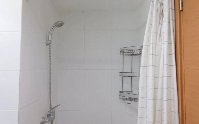 Modern Designed And Strategic Studio Room At Beverly Dago Apartment