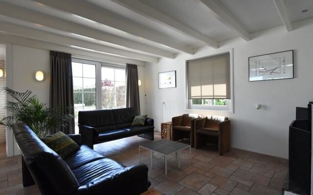 Luxury Holiday Home in Oostvoorne by the Lake