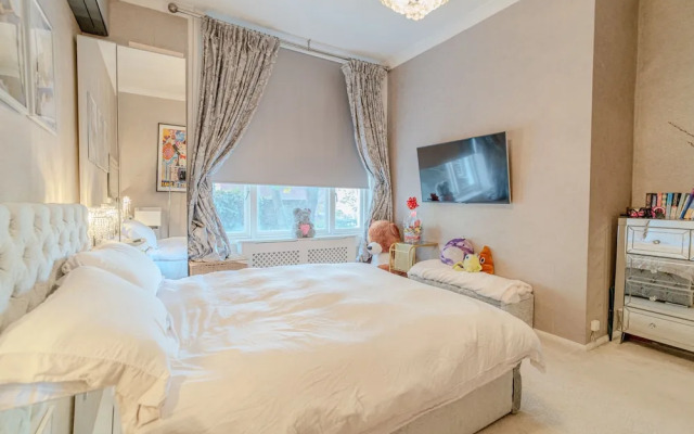 Warm & Welcoming London Escape With Home Touches