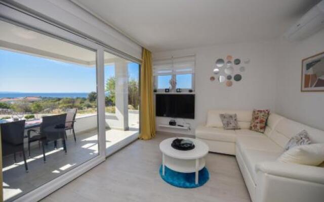 Dario 2. modern & luxury apartment with a pool