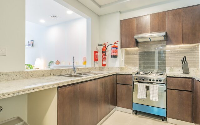 Charming Tropical Apartment Minutes To Dubai Mall