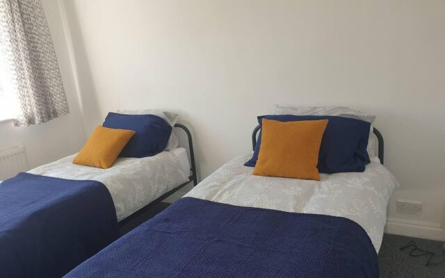 3 Bed House With Parking in Lighthorne Heath