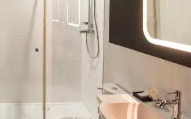 Qbatura Cafe & Hotel