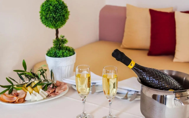 Nautilus Dome Suites & Apartments