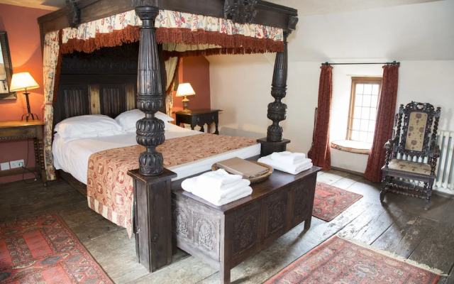 The George Inn & The Plaine