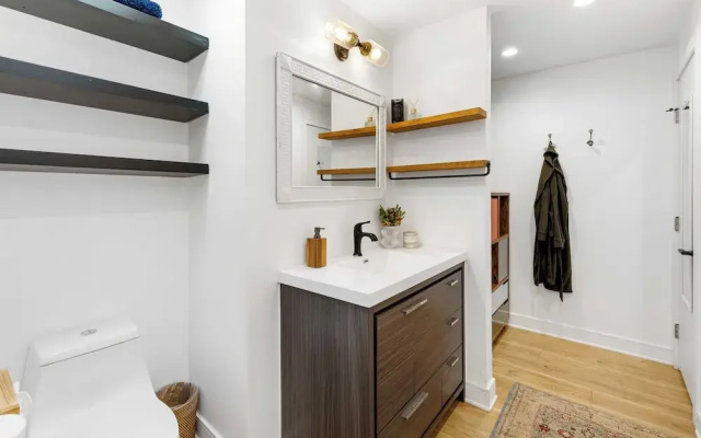 Chic LA Hideaway w/ Soaking Tub, Firepit Lounge & Tranquil Backyard
