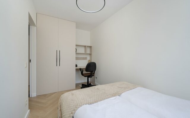 Zielińskiego Apartment by Renters