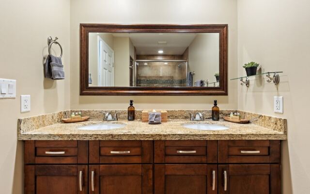 OldTown Lux 4BR/3BA HeatedPool+HotTub+GameRoom/14 by RedAwning