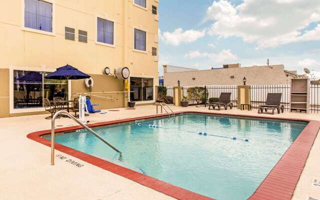 Comfort Inn & Suites IAH Bush Airport – East