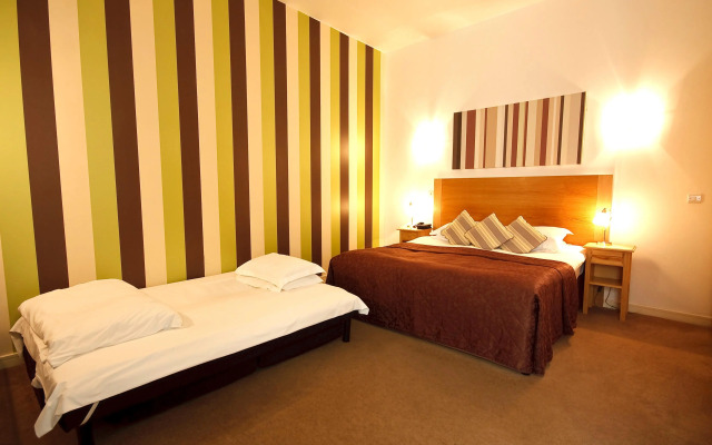 OYO The Cleveland Hotel