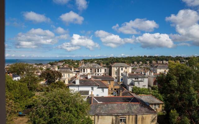Bright Executive Apartment with Views of Solent