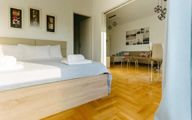 Bright apt. with view to Acropolis