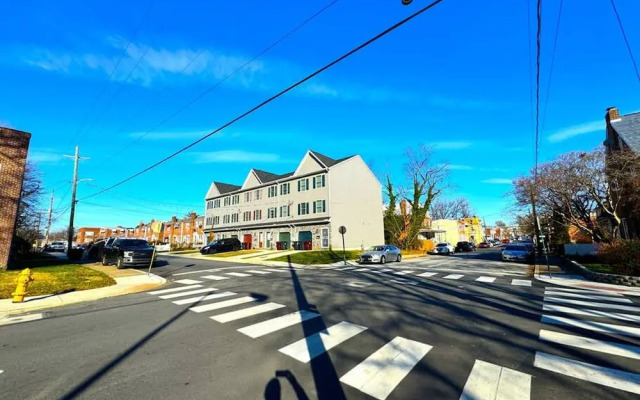 Modern Cozy Unit With King Bed