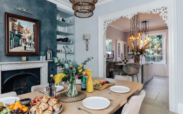 Central Townhouse With Garden Free Parking
