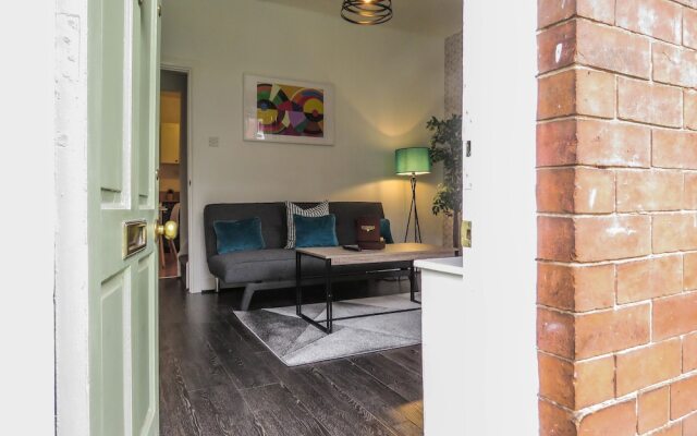 Tudors eSuites Historic Townhouse Birmingham with Garden
