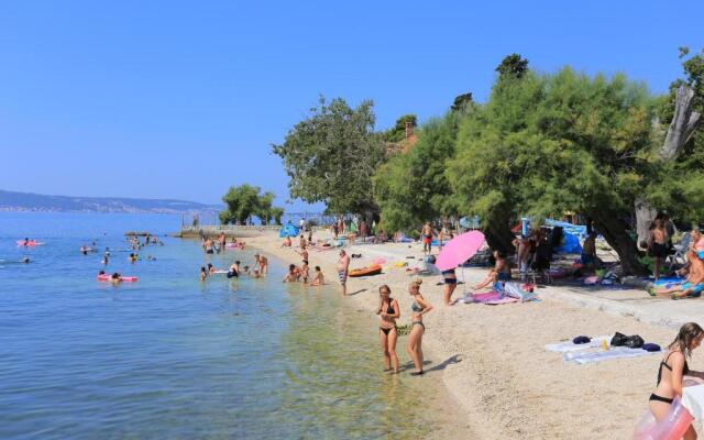Apartments with a parking space Kastel Luksic, Kastela - 18790