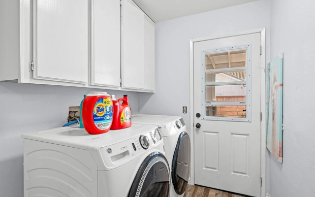 Spacious Retreat Near Iconic LA Sights