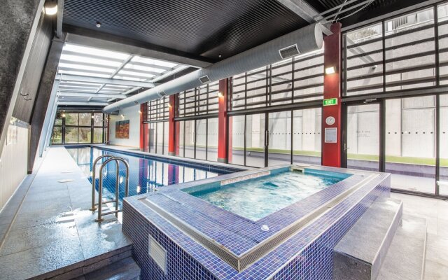 Stylish 2 Bed 2 Bath Parking Wifi Pool