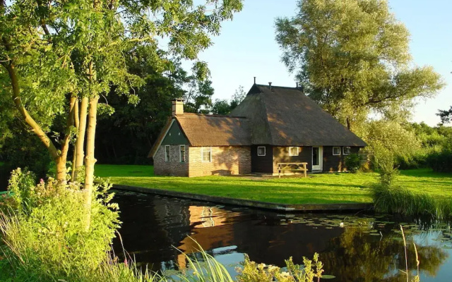 Giethoorn Villa With Modern Touch