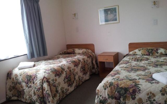 Ace High Motor Inn