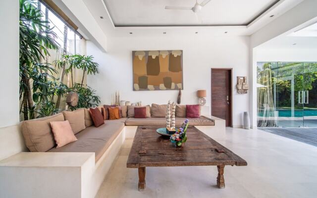 Elegant Private Villa, 3 BR, Seminyak With Staff