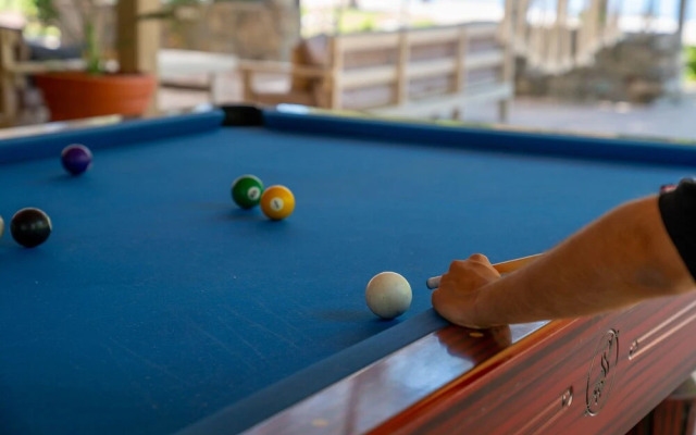 Chillos Beach Hotel & Lounge