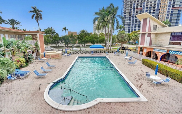 Gorgeous River-view Apartment Hallandale Beach :)