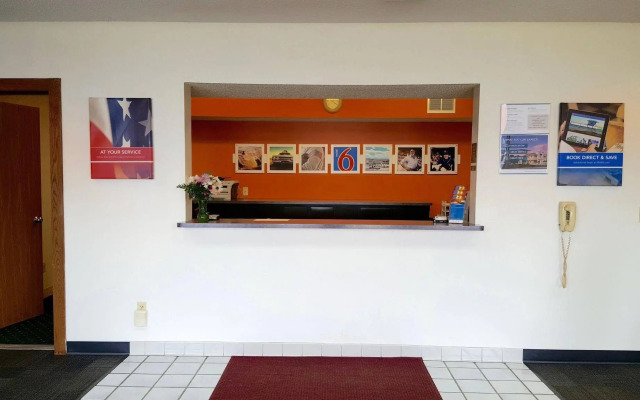 Motel 6 Saukville, WI