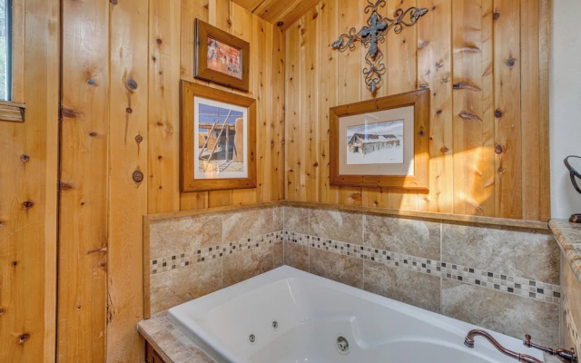 Tranquil Ruidoso Cabin w/ Private Hot Tub!