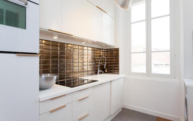 Palais Area: Modern 4 Bedrooms/ 4 Baths