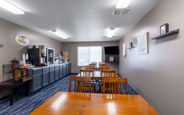 Super 8 by Wyndham Jackson MN