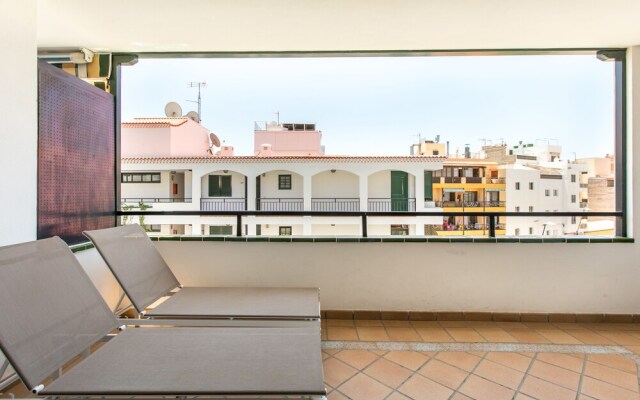 The Midpoint Apartment, Coastal Life Between the Two Beaches